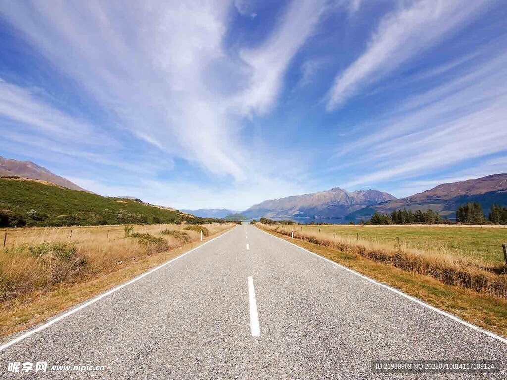 旷野中的延伸公路