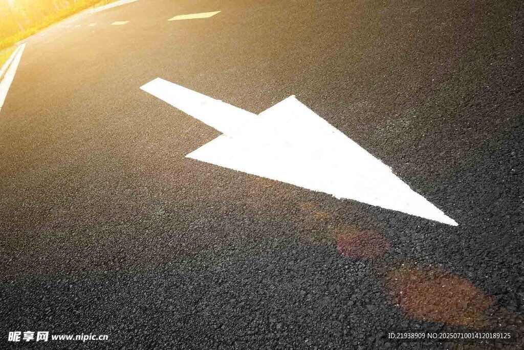 路面白色箭头指示标志