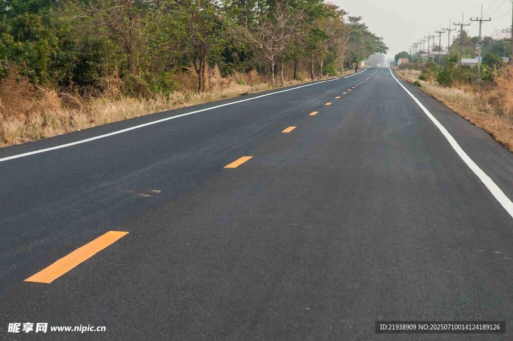 宽阔公路延伸向远方