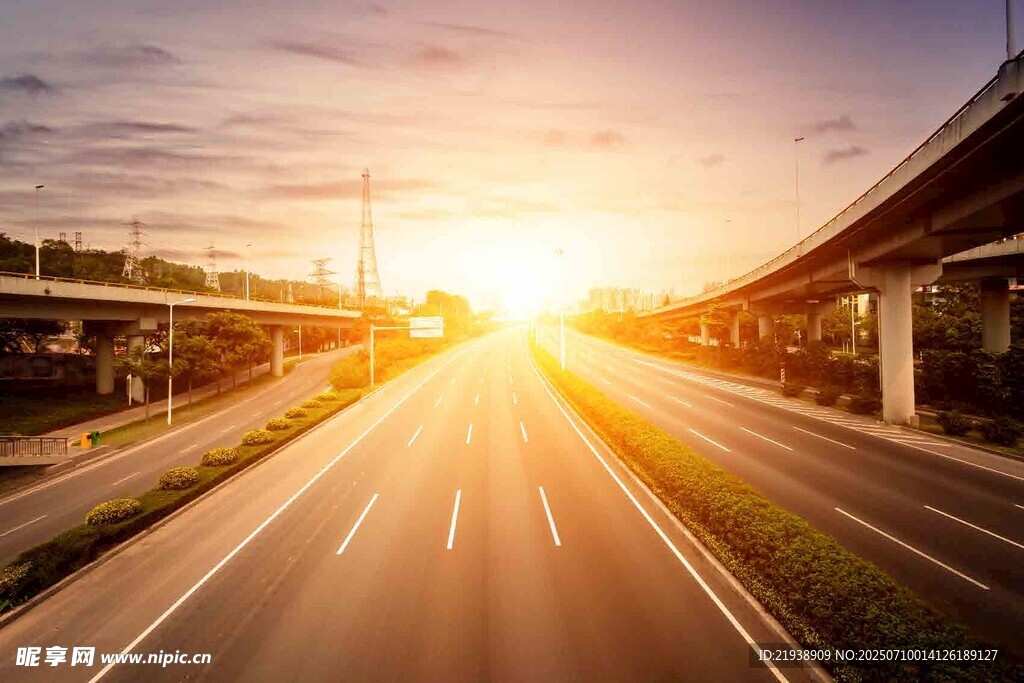 夕阳下的宽阔公路美景