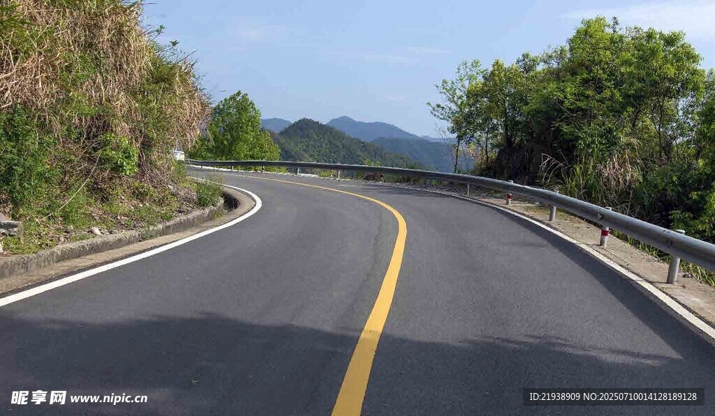 蜿蜒山间公路风景
