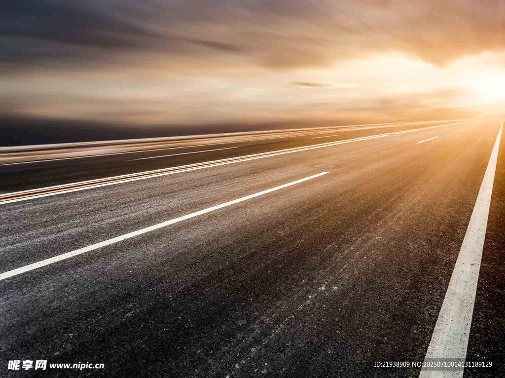 公路尽头的壮丽日出