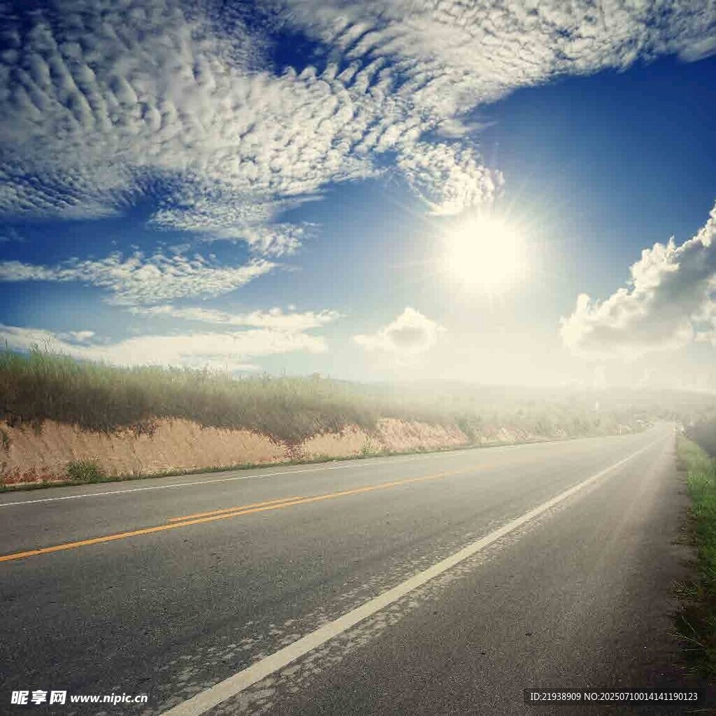 公路伸向远方的美丽风景