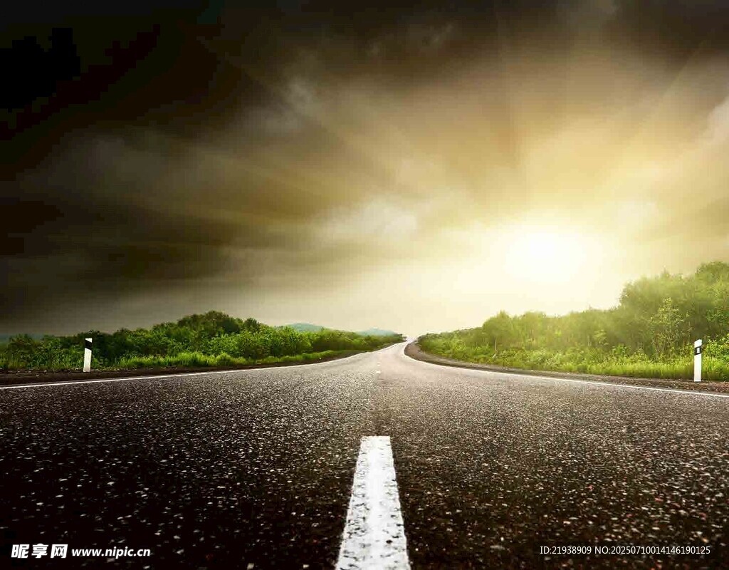 阳光照耀下的宽阔公路