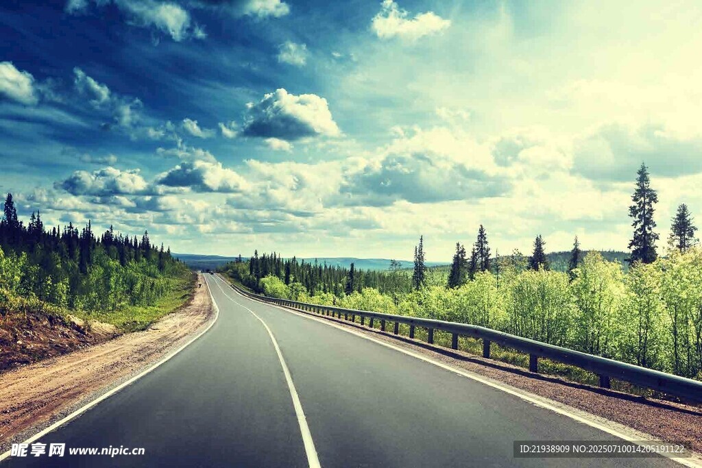 公路伸向远方的美丽风景