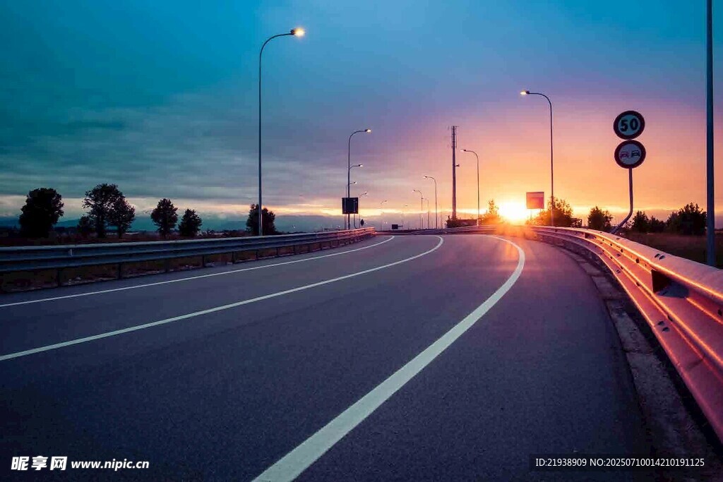 夕阳下的公路美景