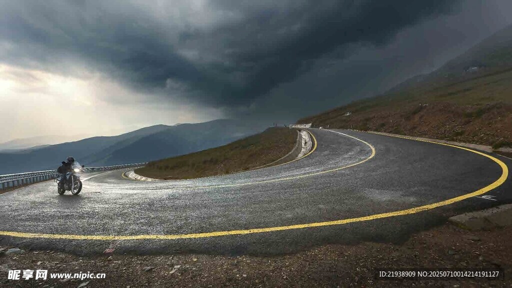 公路上的风雨景象
