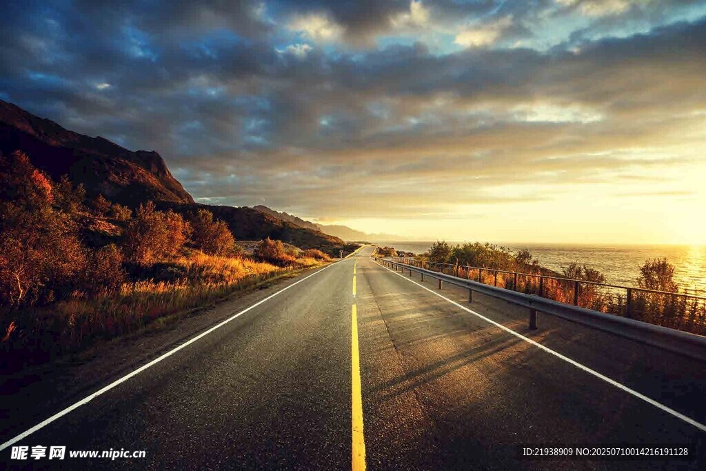 公路尽头的壮丽黄昏景色