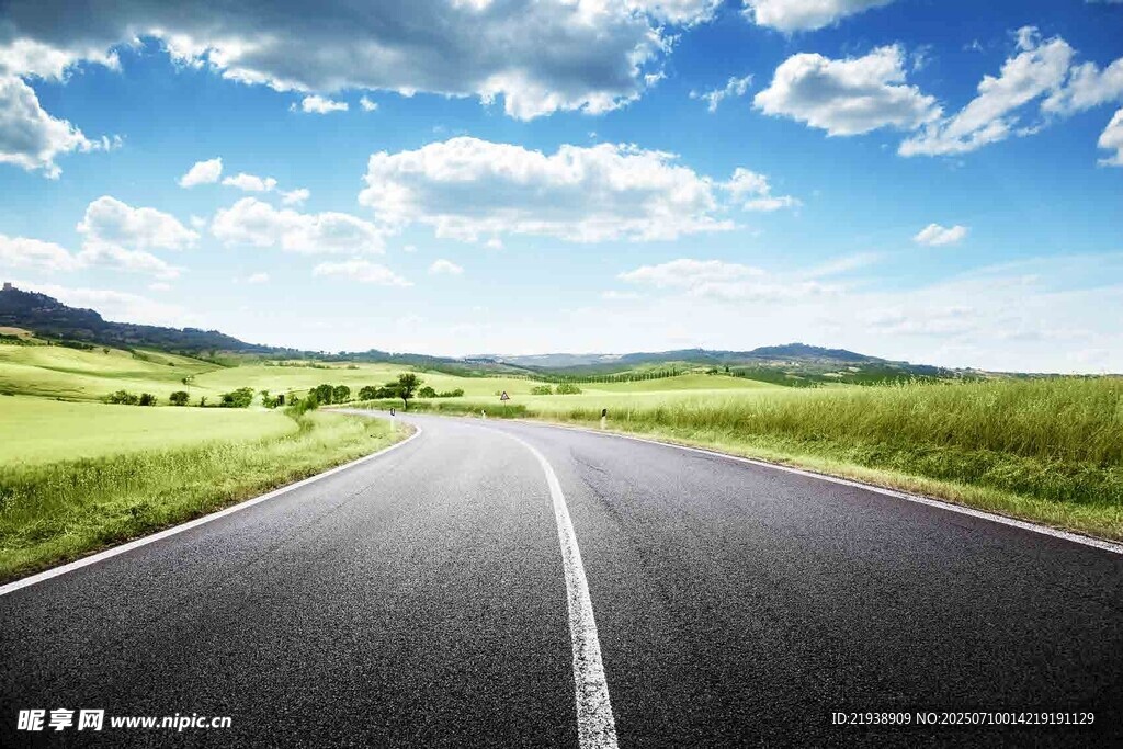 宽阔公路伸向远方
