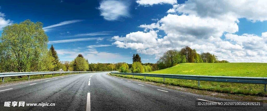 宽阔公路旁的田园风光