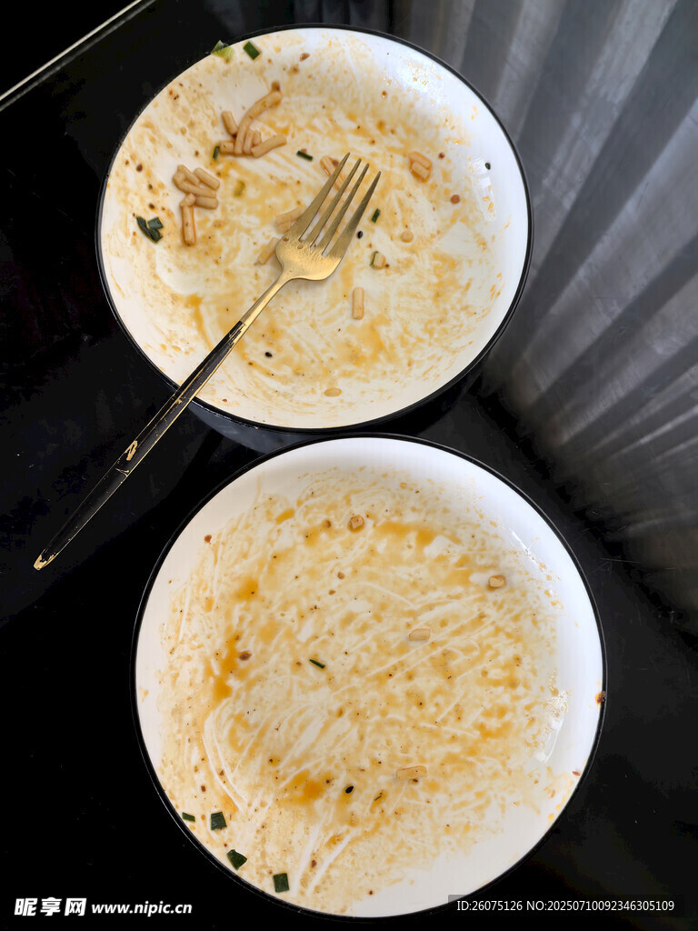 食物吃光待清洗的盘子