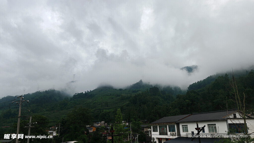 山间云雾缭绕的村落景色