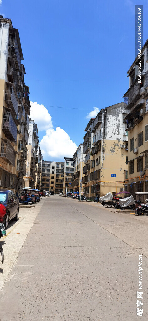 老旧小区内道路两旁的建筑景观