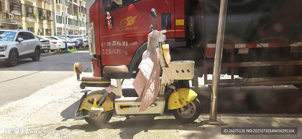 街头停放的小型电动车