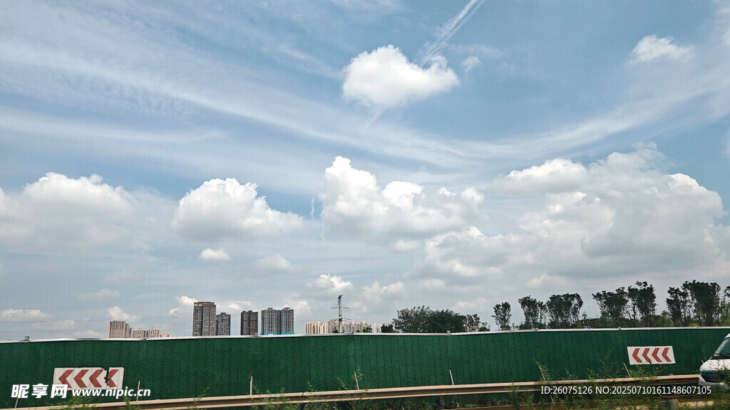 城市天际线与蓝天白云景观