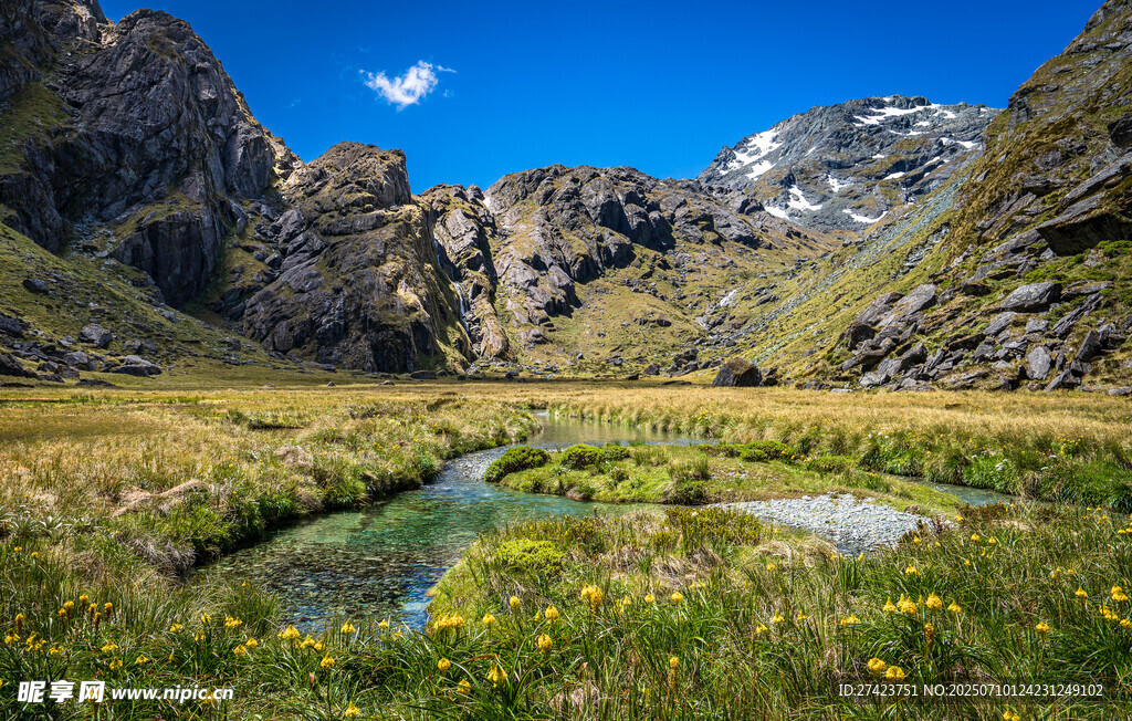 山间草地溪流美景山天湖风光