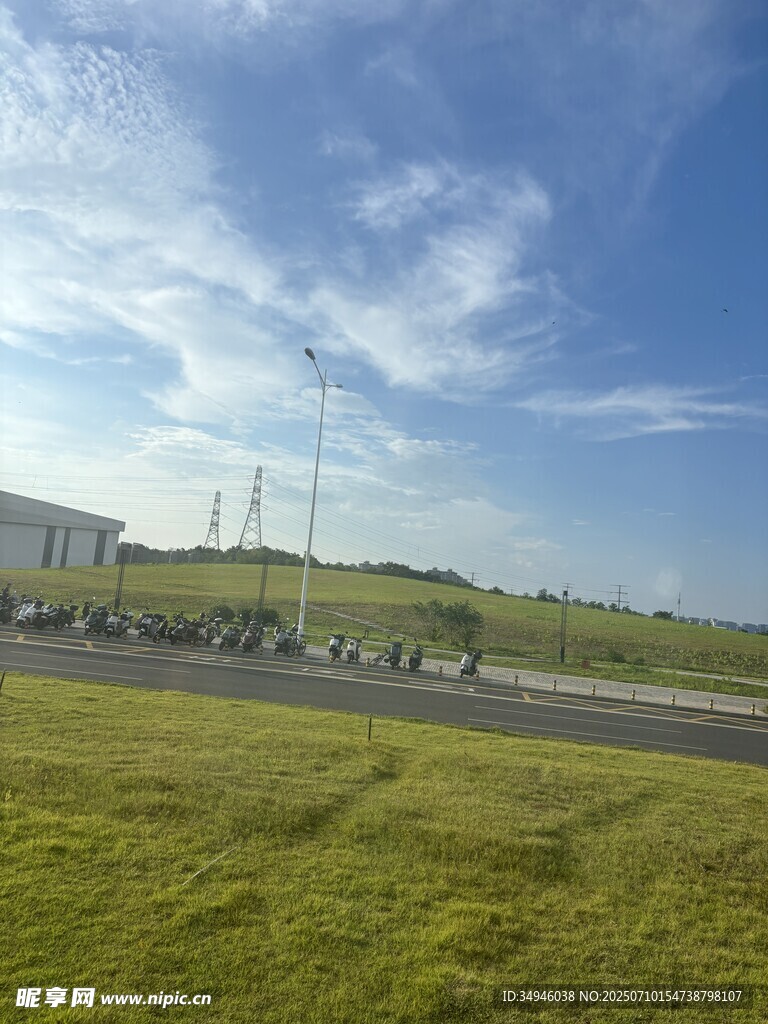 公路旁的开阔草地与蓝天