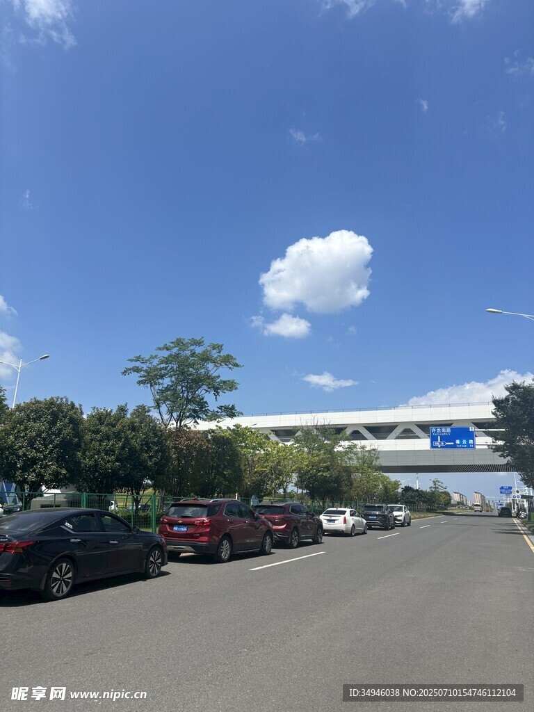 户外停车场及周边景致