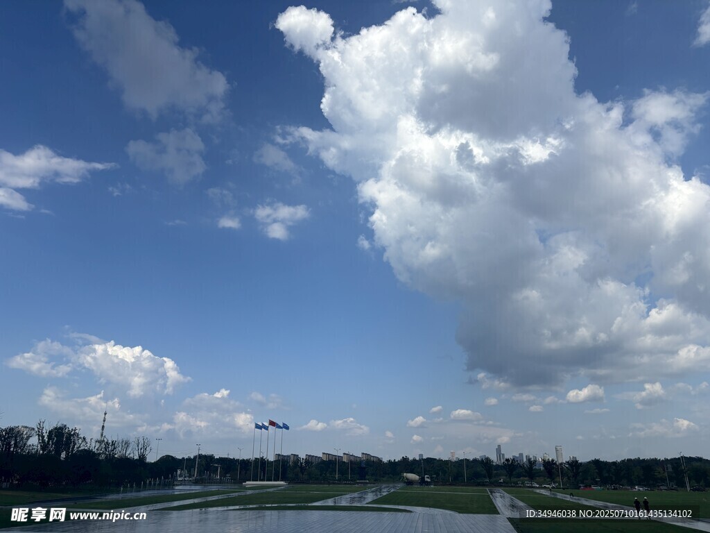 蓝天白云下的开阔风景