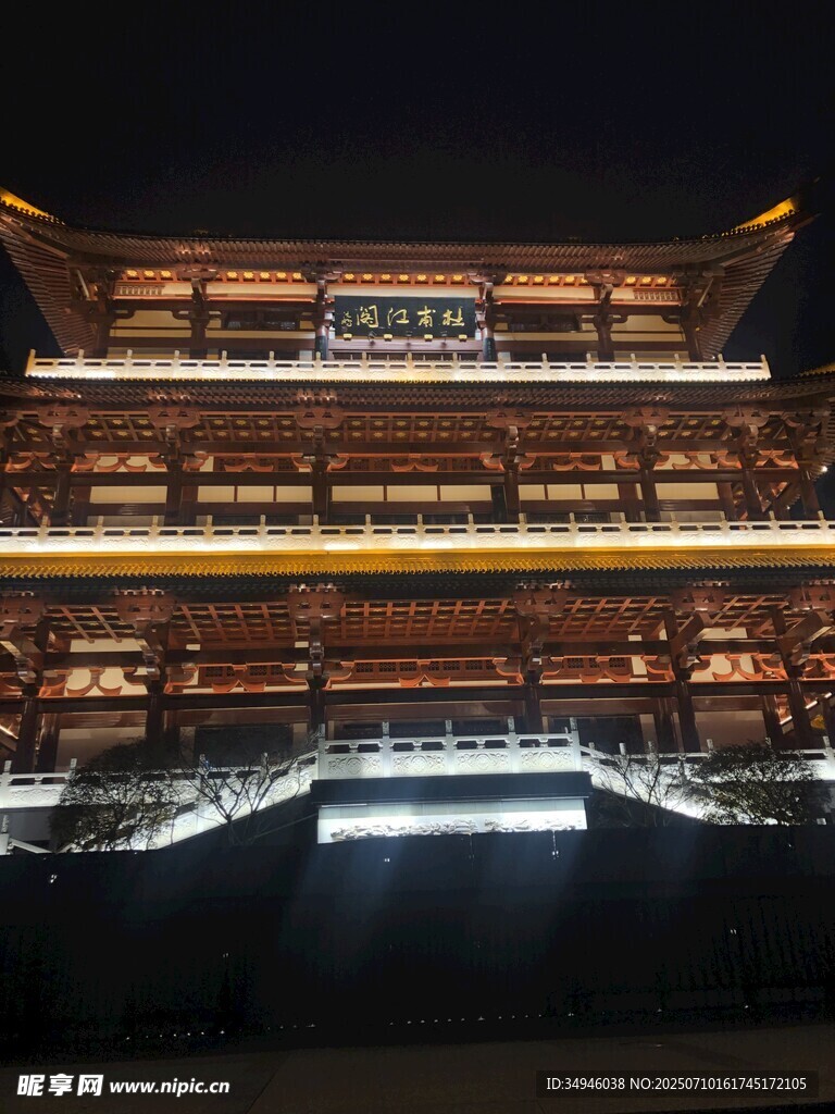 古楼夜景璀璨