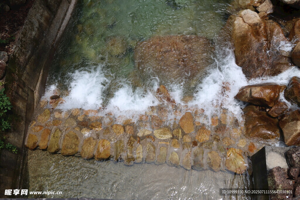 山间溪流水花飞