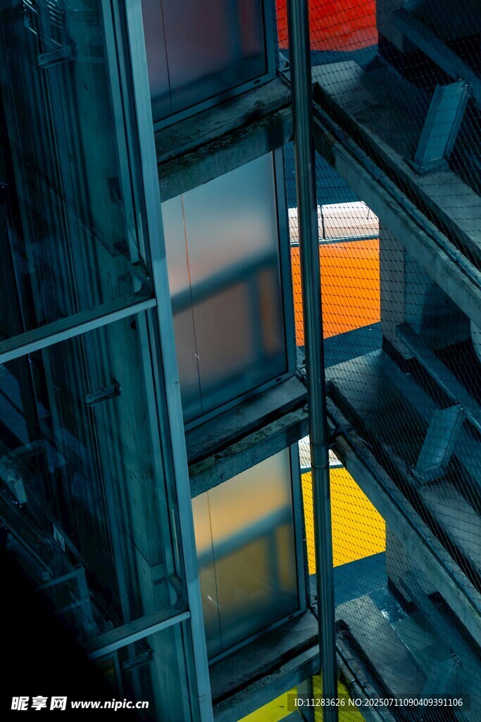 现代建筑内部多彩空间景观