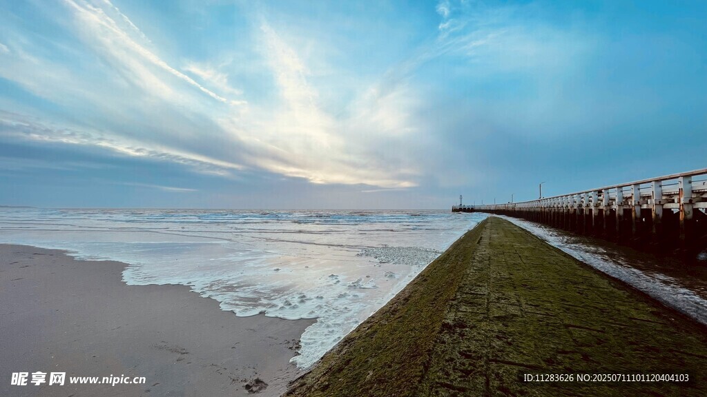 海边长堤美景