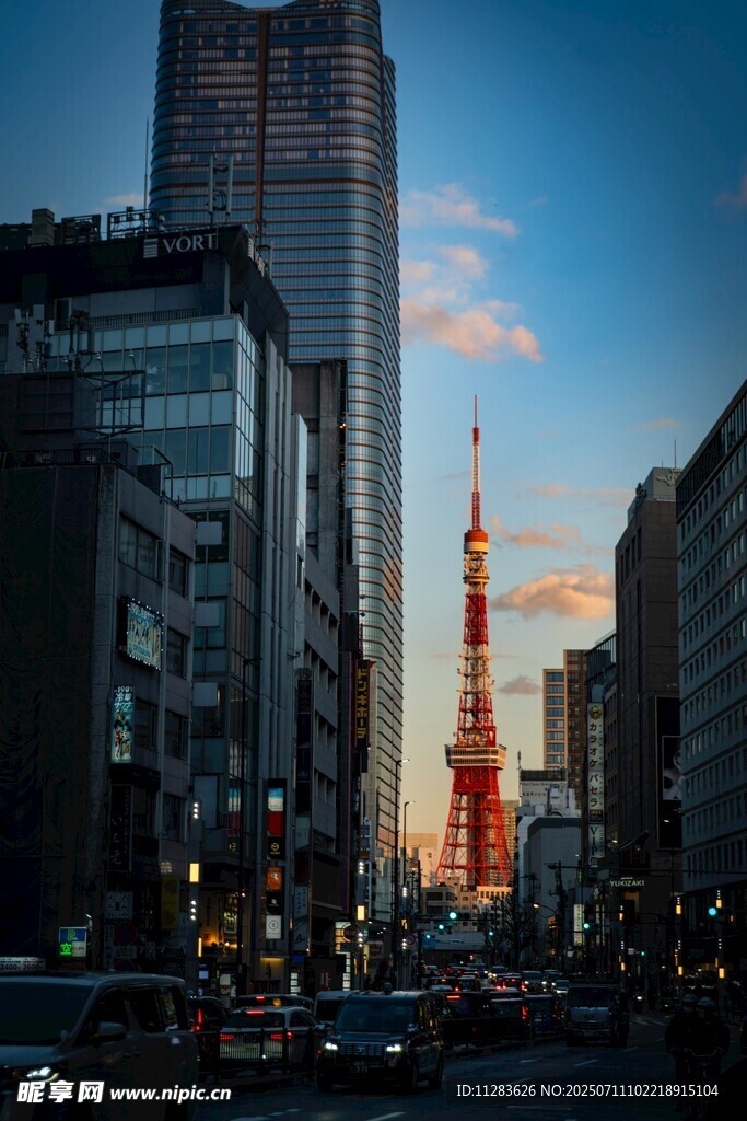 东京城市街景中的地标建筑