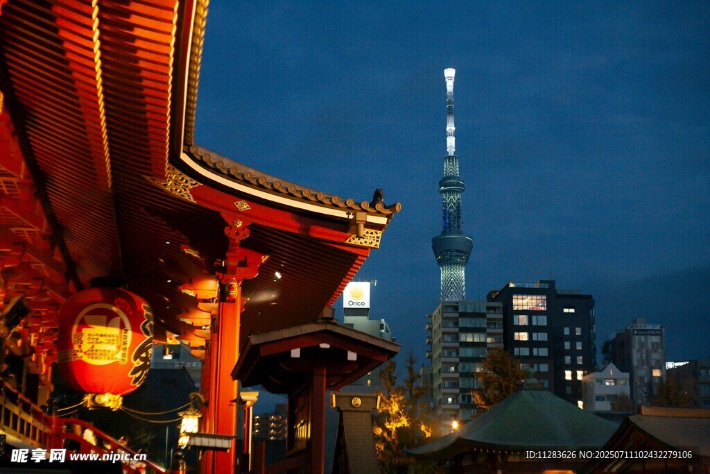 古建夜景与现代高楼相映