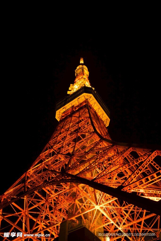 夜幕下璀璨的铁塔