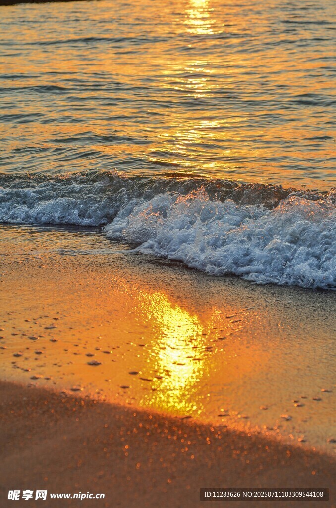 夕阳下的海浪与金色沙滩