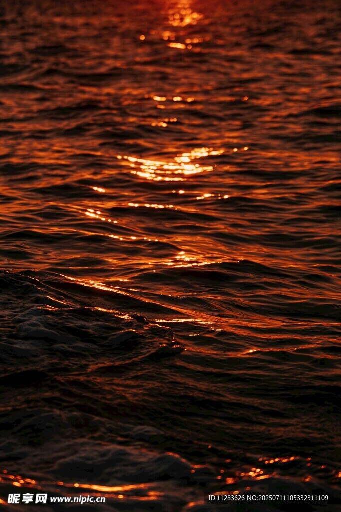 夕阳下波光粼粼的水面