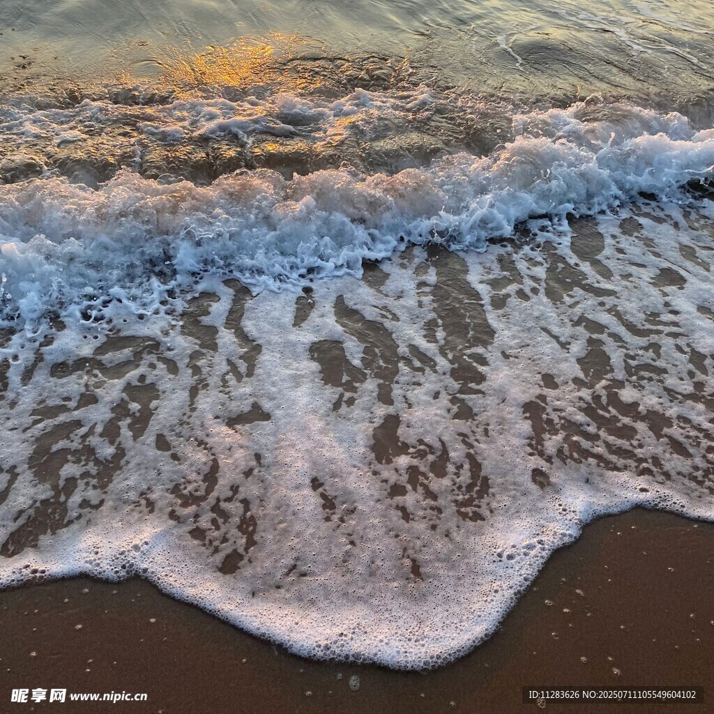 海边浪花拍打沙滩瞬间