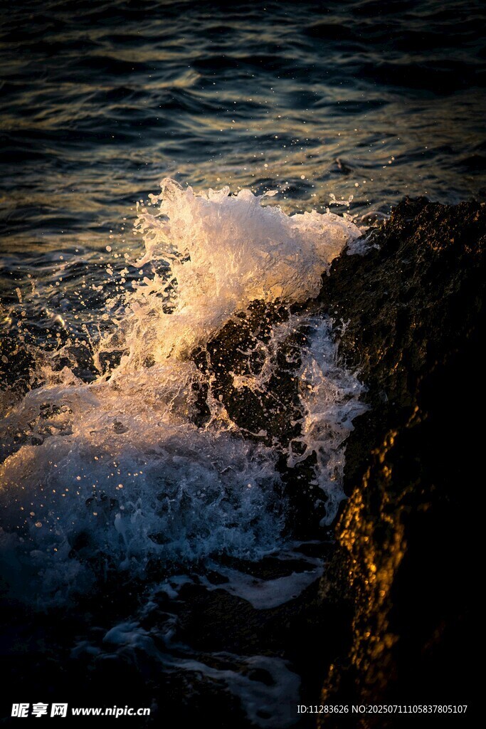 夕阳下海浪拍打岸边