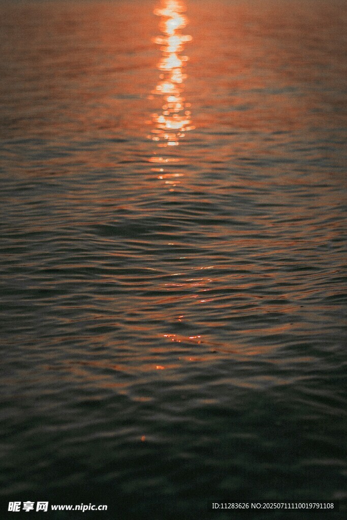 夕阳下波光粼粼的水面