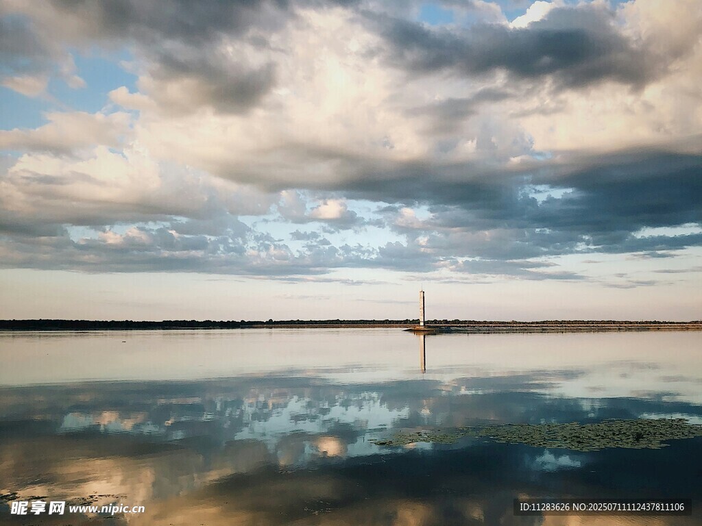 湖畔云景