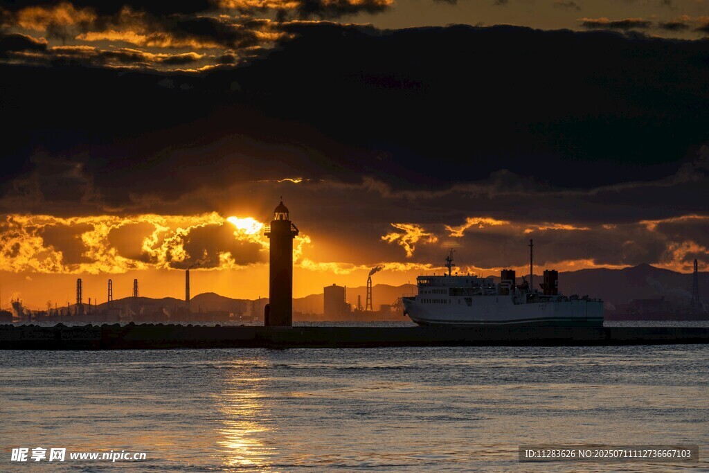 夕阳下的灯塔与海面美景