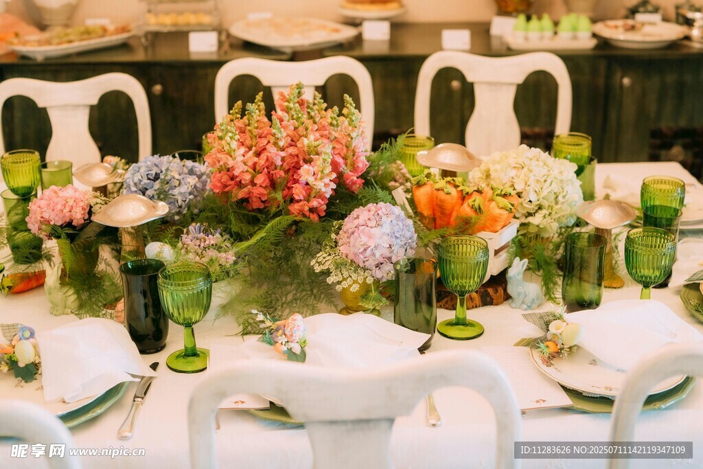 精致餐桌花卉装饰布置