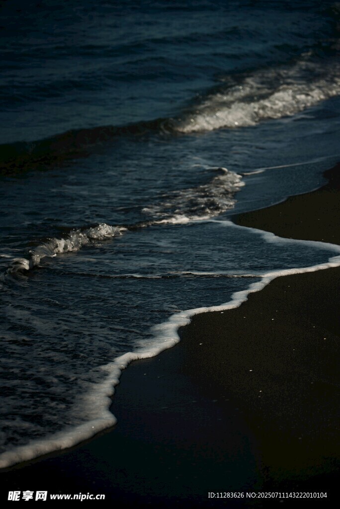 海边波浪轻拍沙滩景象