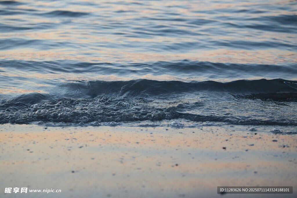 海边沙滩上的轻柔海浪