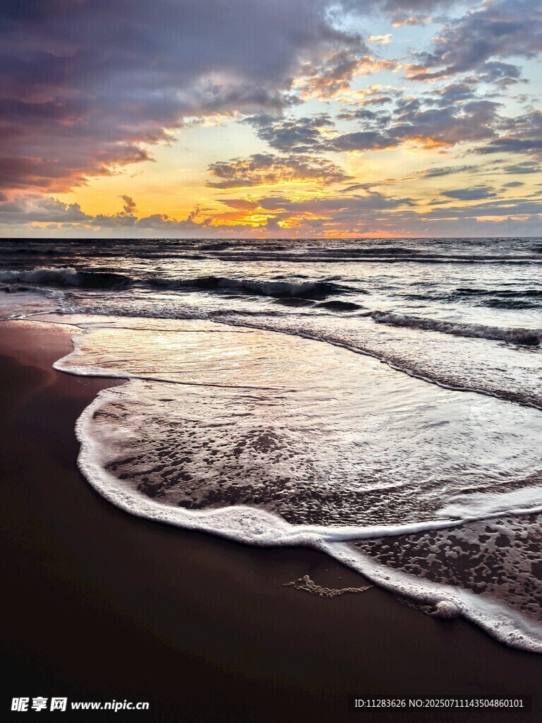 海浪轻拍沙滩