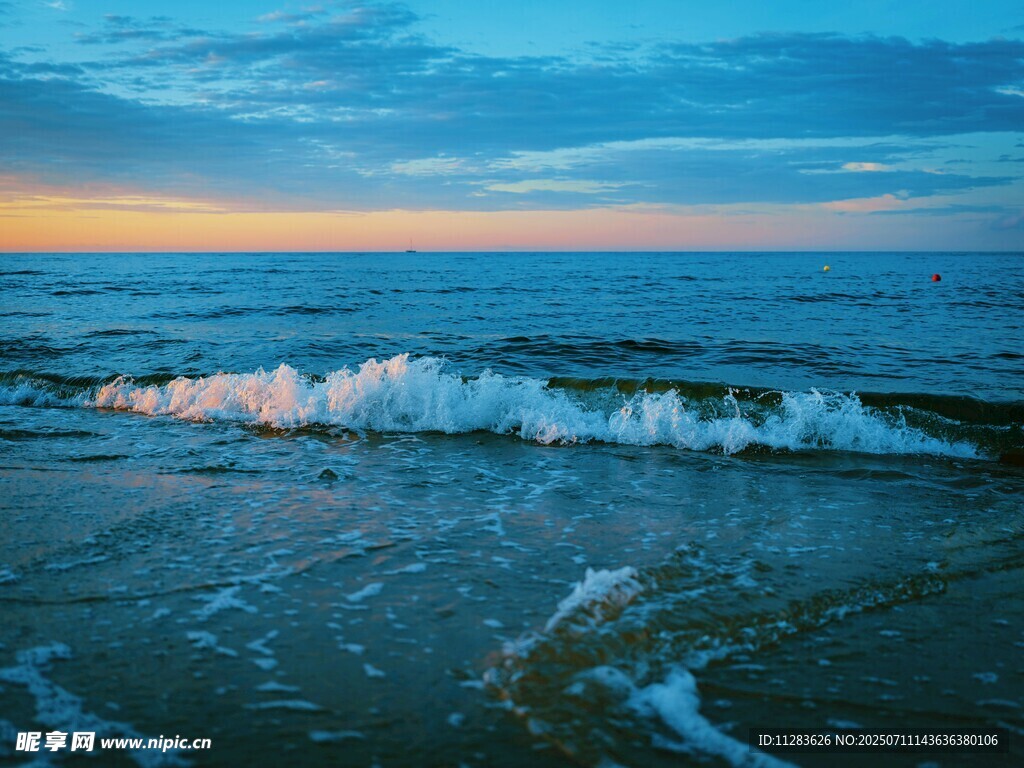 海边日落时的海浪美景