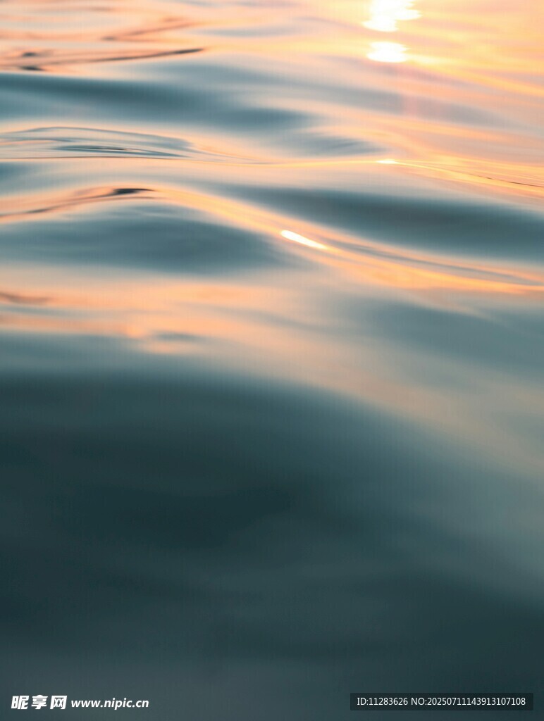 夕阳下的波光粼粼水面