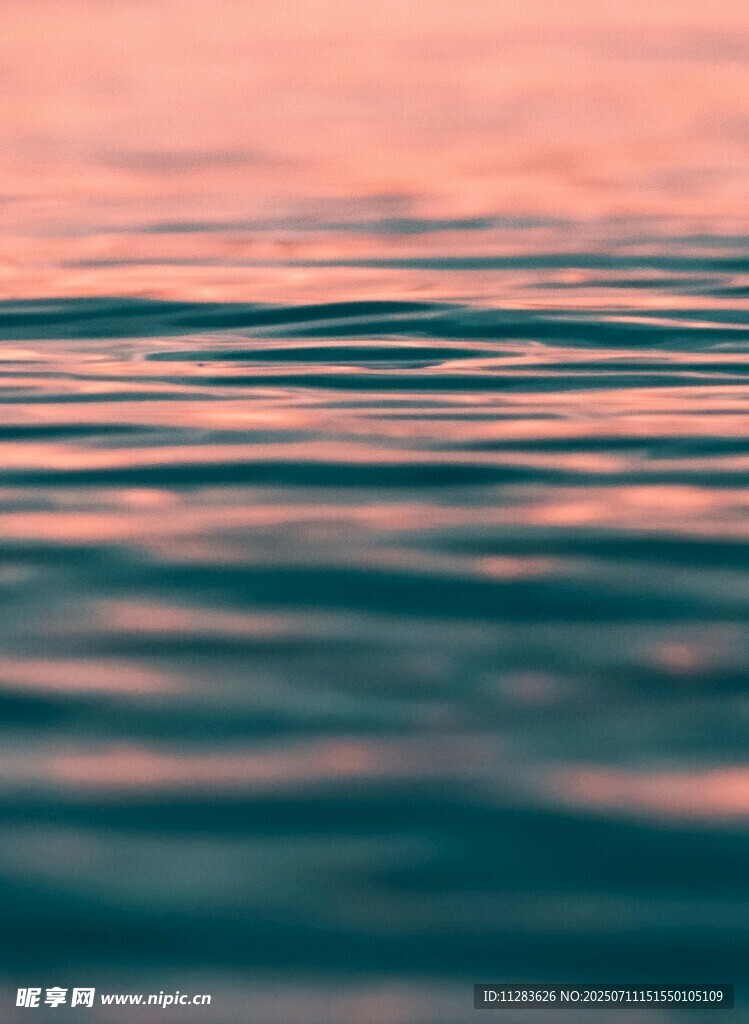 波光粼粼的水面