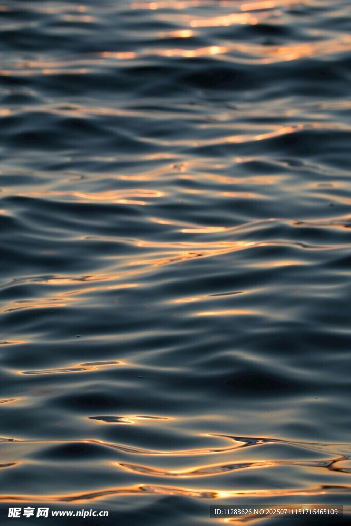 夕阳下波光粼粼的水面