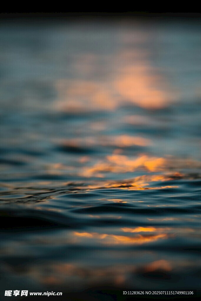 夕阳下波光粼粼的水面