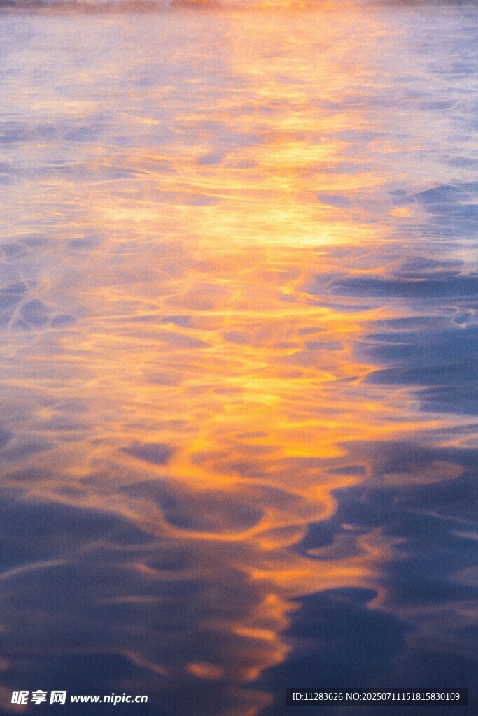 夕阳下波光粼粼的水面