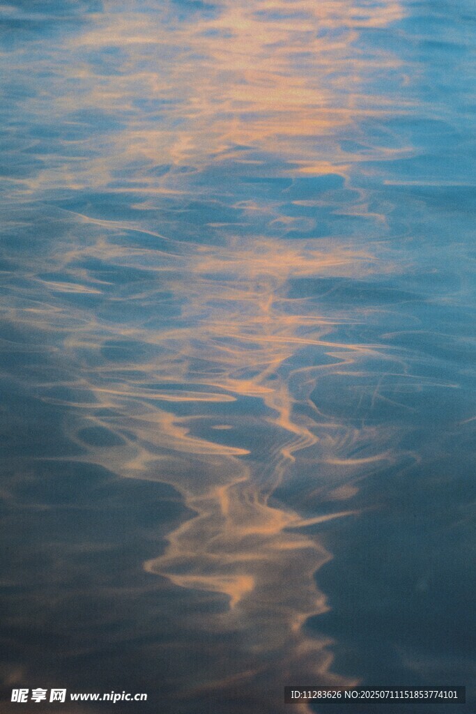波光粼粼的水面