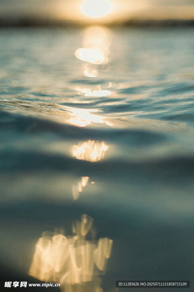 夕阳下波光粼粼的水面