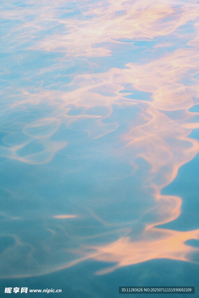 波光粼粼的水面美景